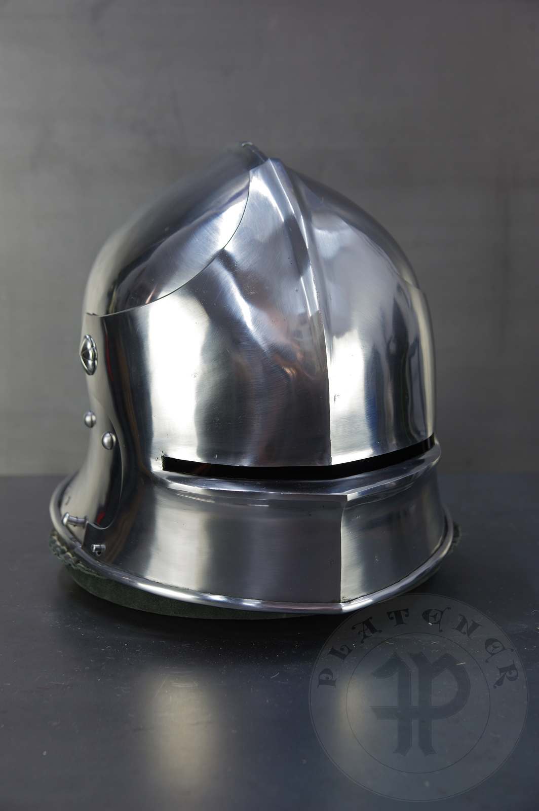 Sallet inspired by example from the Philadelphia Museum of Art; bevor inspired on Churburg CHS25 piece. Period: 1460-1470 Material: 2 mm steel with 0,3 % carbon. Heat treatment: sallet hardened and tempered up to 38 HRC and bevor up to 42 HRC. / Salada inspirowana na originale z Philadelphia Museum of Art; podbrdek oparty na oryginale z Churburga CHS25. Salada hartowana i odpuszczana do 38 HRC a podbrdek do 42 HRC.